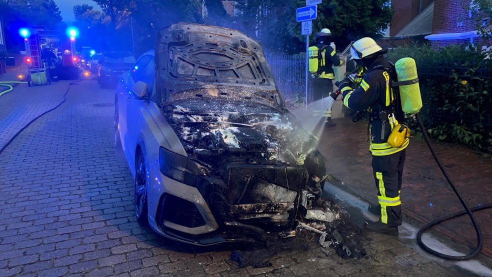 Der Frontbereich des Audi wurde durch das Feuer komplett zerstört. © Feuerwehr Emden