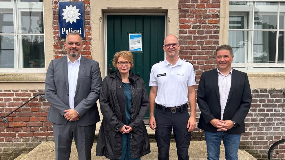 Gute Nachrichten hatte Ministerin Behrens beim Besuch der Polizei in Norden im Gepäck. Im Bild von links Christian Schwarz (Polizeidirektion Osnabrück), Innenministerin Daniela Behrens sowie Ingo Brickwedde und Michael Pape (Leitung Polizei Norden).  © Foto: Polizei