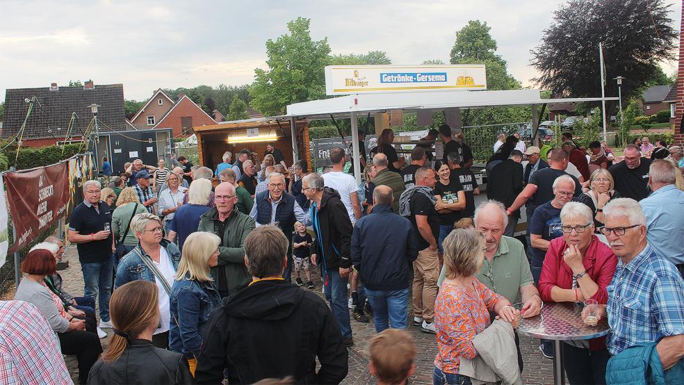 Großer Andrang herrschte schon bei der Eröffnungsfeier des Dorfjubiläums in Stapelmoor. Der Dorfverein hofft auch auf viele Besucher beim großen Dorffest zum 600. Geburtstag von Stapelmoor vom 16. bis 18. August.  © Archivfoto: Berents