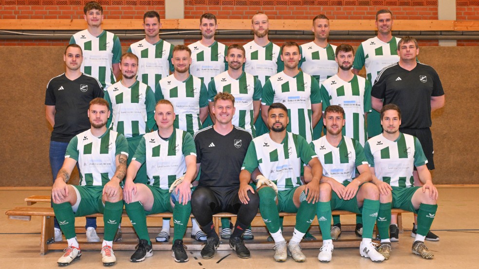 Die 1. Herren des SV Teutonia Stapelmoor in der Saison 24/25. Obere Reihe von links: Luis Frey, Freerk Röskens, Markus Müller, Sven Siemens, Derk Göwert und Tammo Schmidt. Mittlere Reihe von links: Co-Trainer Dennis Wessels, Tim Bosma, Patrick Hinderks, Matthias Dreese, Torben Lübbers, Arne Waltemathe und Trainer Mark Schüller. Untere Reihe von links: Nico Bollendonk, Derk Immenga, Steffen Müller, Alisson Menezes, Benjamin Olthoff und Tim Winterboer. Es fehlen: Co-Trainer Sven Labitzke, Ole Hoppen, Thomas Klinkenborg, Gerd Korte, Marc Engels und Steffen Post. © Bruins