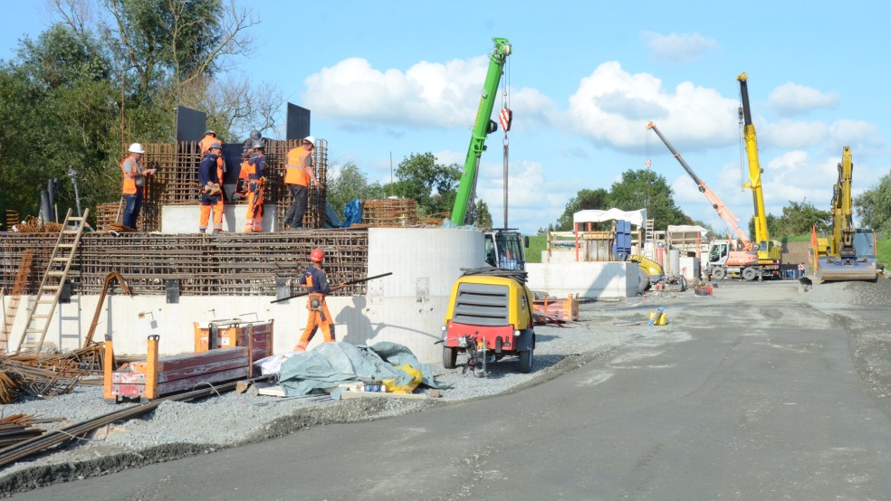 Auf den Pfeilern im Deichvorland von Hilkenborg werden die Elemente der Zweifeldbrücke aufgesetzt. © Hanken