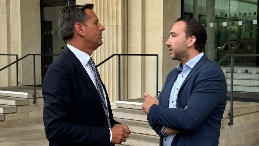 Wirtschaftsminister Olaf Lies (links) und Landtagsabgeordneter Nico Bloem haben noch einmal ihre Unterstützung für die Meyer Werft bekräftigt. © privat