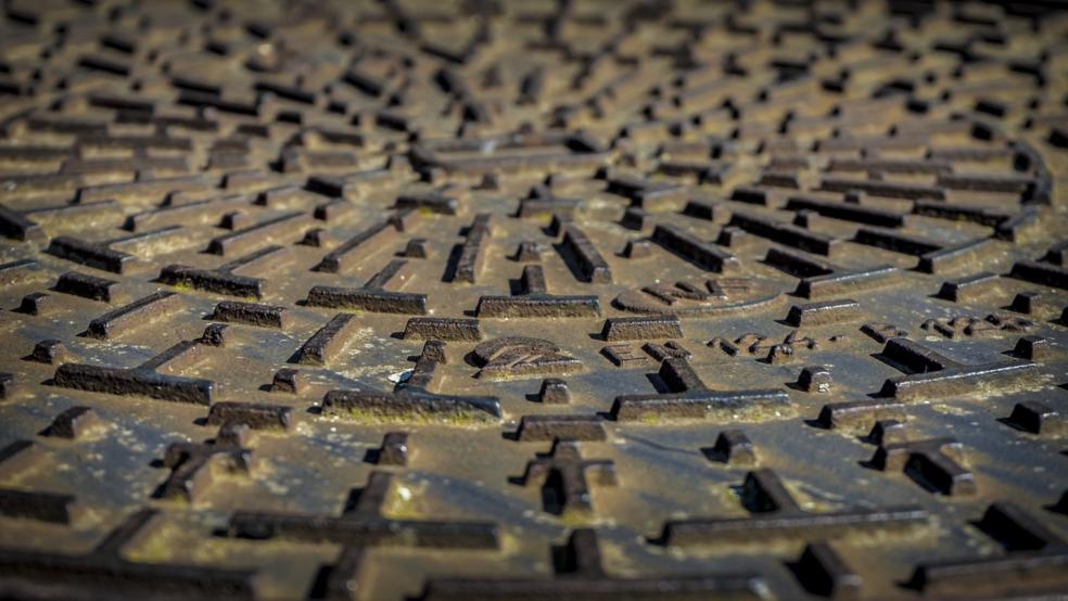 Mit einem Gullydeckel wurde die Tür eines Gemeindehauses aufgebrochen. © Pixabay