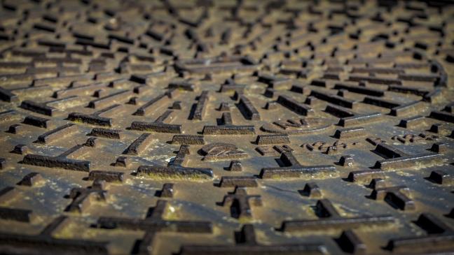 Tür von Gemeindehaus mit Gullydeckel zerstört