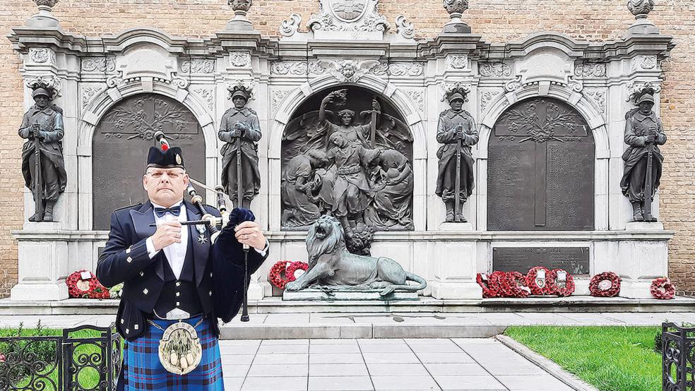 »Freddy the Piper«, mit bürgerlichem Namen Alfred Sattler, im belgischen Ypern vor dem Denkmal für die Gefallenen des britischen Commonwealth im Ersten Weltkrieg.  © Foto: privat
