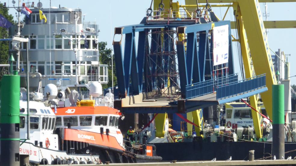 Der Schwimmkran "Cormorant" passiert die Dockschleuse in Papenburg. Am Ausleger hängt das erste Stahl-Teil für die neue Friesenbrücke. Gut zu erkennen: der Rad- und Fußweg an der rechten Seite des Bauwerks. © Hanken