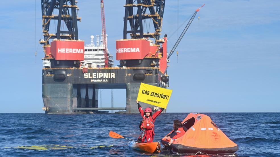 Greenpeace-Aktivisten protestieren rund 20 Kilometer nordwestlich der Insel Borkum gegen die Förderung von Erdgas. Die Klimaschützer aus Deutschland und der Niederlande umrunden mit Schlauchbooten die Arbeitsschiffe des niederländischen Energiekonzern One Days.  © Penning (dpa)