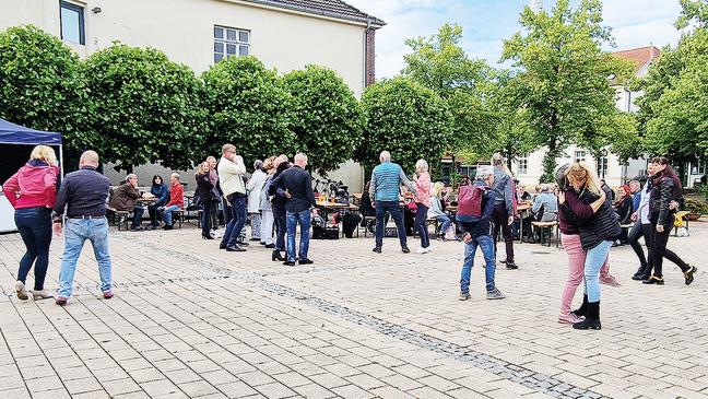 Gemeinsam tanzen auf dem Kinoplatz