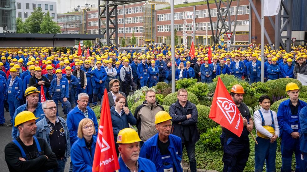 Die Belegschaft der Meyer Werft bei einer Kundgebung am 4. Juni vor dem Werkstor. Gerade war bekannt geworden, dass mehr als 400 Stellen gestrichen werden sollen. Betriebsrat und IG Metall hatten deshalb zu einer Kundgebung aufgerufen. Jetzt soll mit der Umstrukturierung des Unternehmens die Mitbestimmung für alle Mitarbeiterinnen und Mitarbeiter gestärkt werden, indem die rechtliche Basis für einen Konzernbetriebsrat und einen mitbestimmten Aufsichtsrat geschaffen wird. © dpa/Sina Schuldt