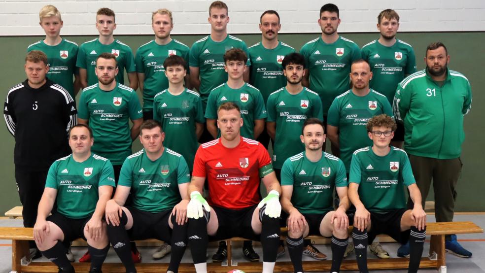 Die 1. Herren des BSV Bingum in der Saison 24/25. Obere Reihe von links: Henrik Jütting, Reiner Jütting, Luca Coordes, Sebastian Konken, Matthes Mohr, Wenko Kromminga und Jason Gerdes. Mittlere Reihe von links: Betreuer Nico Krawietz, Reent Groeneveld, Calvin Schöckel, Mika Vry, Maher Ambe, Tom Benkendorf und Torwart-Trainer Daniel Winterboer. Untere Reihe von links: Leonid Lang, Steffen Sonnenberg, Timo Bosma, Kai Wilken und Tim Gödecke. Es fehlen: Tobias Weber, Dennis van der Wall, Nepomuk Vahlhaus, Oscar Zechner, Joost Bakker, Simon Plösch, Kai Penning, Kai Adler, Leonard Jansen, Steven Beeckmann, Hendrik Watzema, Jannek Hinderks, Niklas Ammersken, Ahmed Salen, Matthis Jansen, Florian Mühlenbrock, Timo Zillmer und Marvin Fell. © Ammermann