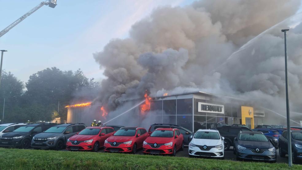 Mit einem Großaufgebot an Einsatzkräften bekämpfte die Feuerwehr im Juni ein Großfeuer in der Werkstatt eines Autohauses in Wiesmoor.  © Feuerwehr