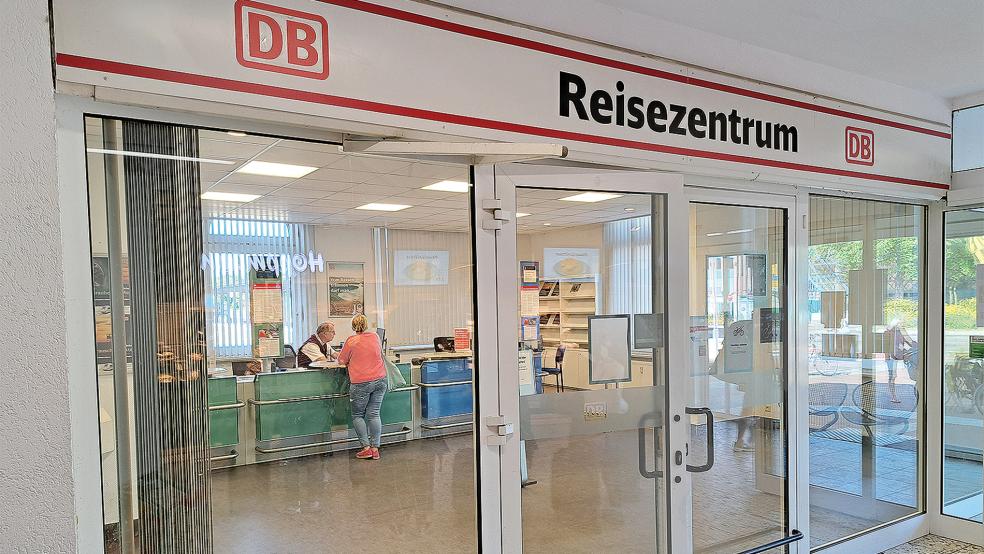 Die Deutsche Bahn will ihr Reisezentrum im Bahnhof in Leer im Dezember schließen.  © Foto: Szyska