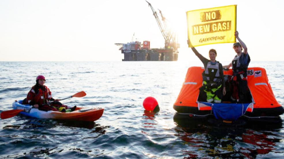 Etwa 20 Greenpeace-Aktivisten sind auf schwimmenden Rettungsinseln in unmittelbarer Nähe der Bohrplattform sozusagen vor Anker gegangen. © Greenpeace