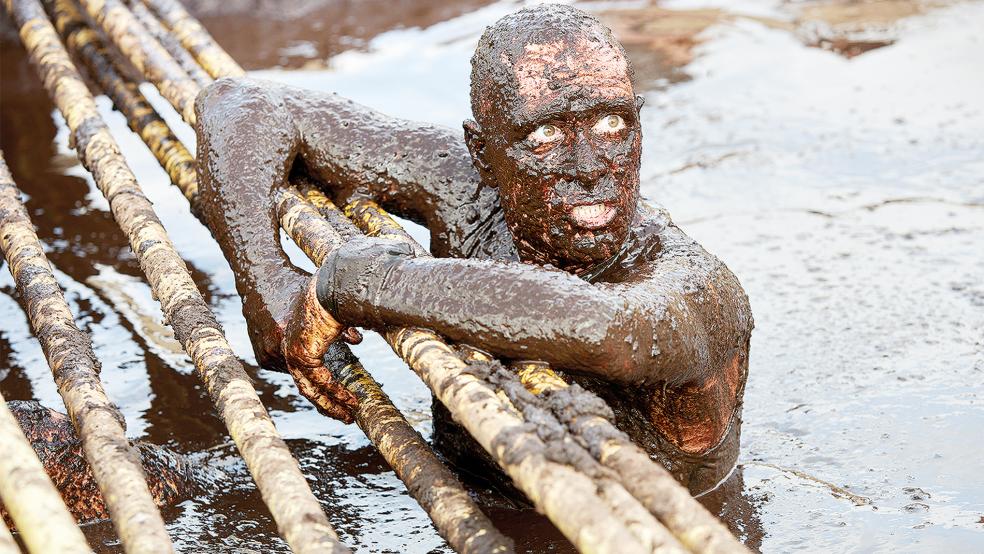 Die Teilnehmer des »Vull Wat Mann Loops« kämpfen sich durch Sand, Matsch und Wasser.  © Foto: privat