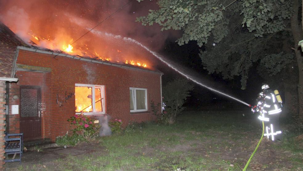 Als die Feuerwehren eintrafen, stand das Gebäude bereits in Flammen. © J. Rand/Feuerwehr