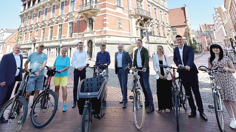 Startklar fürs Stadtradeln: (von links) Bürgermeister Claus-Peter Horst, die »Stadtradeln-Stars« Rainer und Martina Wiechmann, die Sponsoren Alexander Beitelmann (Sparkasse Leer-Wittmund), Ralf Elsner und Remo Garrels (AS Steuerberatungsgesellschaft), Christian Brahms (Multi), Christina Kunde (Orgadata) und Sven Rieks (OVB) sowie Klimaschutzmanagerin Cindy Grätz.  © Foto: Stadt Leer