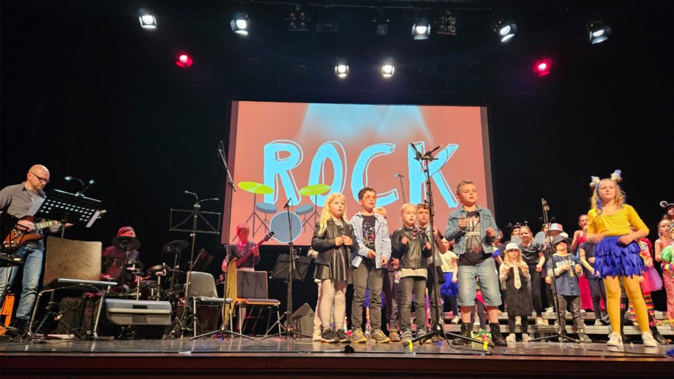 Die Singschule »United to Sing« beim großen Musical-Auftritt im Theater an der Blinke.  © Foto: privat