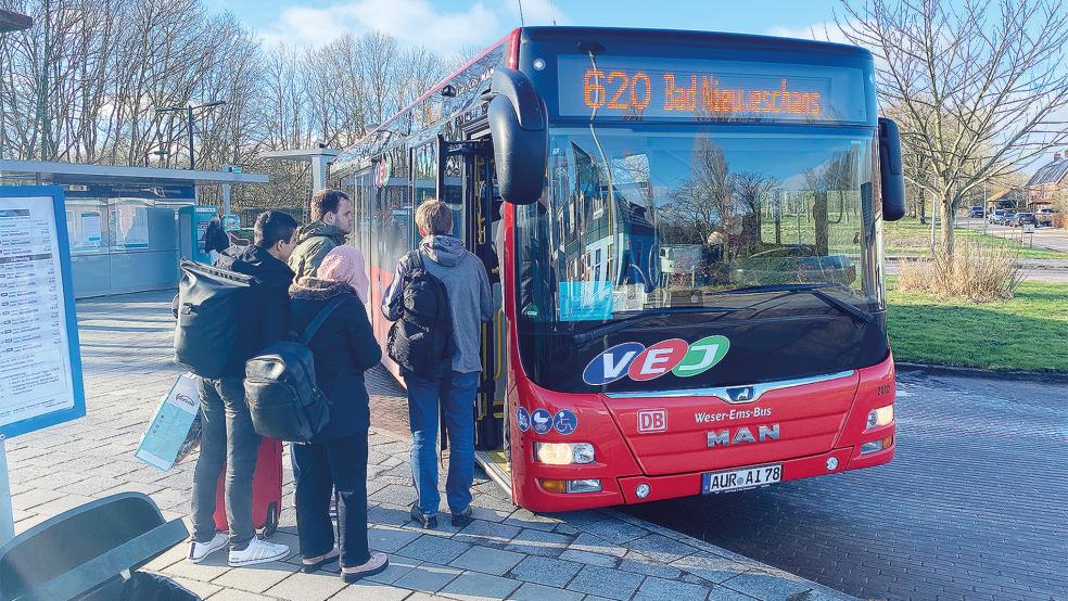 Durch die spätere Fertigstellung der Bahnstrecke zwischen Weener und der Grenze sowie der Friesenbrücke werden bis mindestens Mitte 2025 auch nur Weser-Ems-Busse der Linie 620 zwischen Leer und Bad Nieuweschans verkehren.  © Foto: Kuper