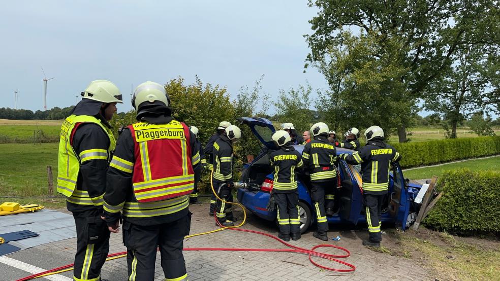 Die Feuerwehr schnitt das Dach des Unfallfahrzeugs auf, um den schwerverletzten Fahrer befreien zu können. © Feuerwehr/Sönke Geiken