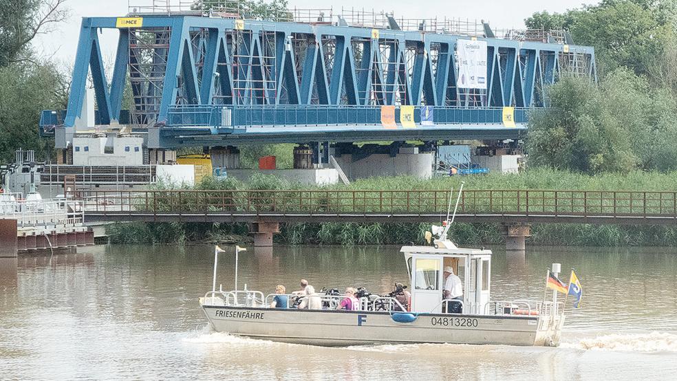 Friesenfähre trifft Friesenbrücke. Seit Freitagmittag sind die vier Aufbau-Elemente des Bauwerks auf Westoverledinger Seite komplett. In Weener muss man sich noch gedulden.  © Fotos: Hanken