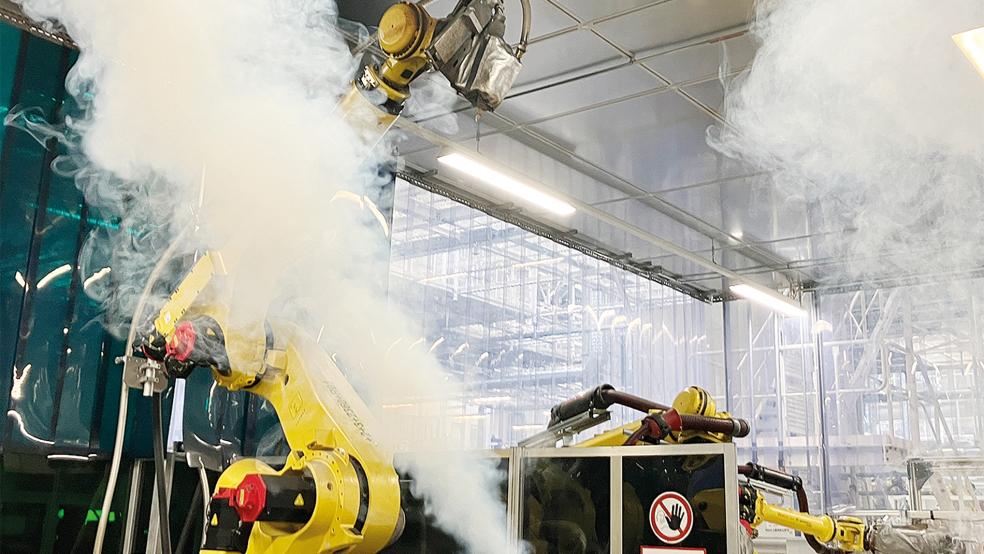 Nebelversuch in der Halle 19 des Emder VW-Werkes: Der Nebel, er ist in diesem Fall künstlich und kommt aus einer Nebelmaschine, macht die Luftbewegungen in der Halle sichtbar.  © Fotos: VW