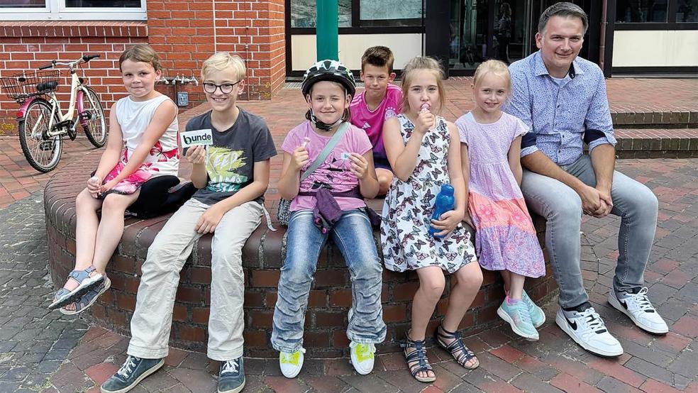 Sechs Kinder ließen sich von Bürgermeister Uwe Sap die Arbeit der Gemeindeverwaltung erklären.  © Foto: Gemeinde Bunde