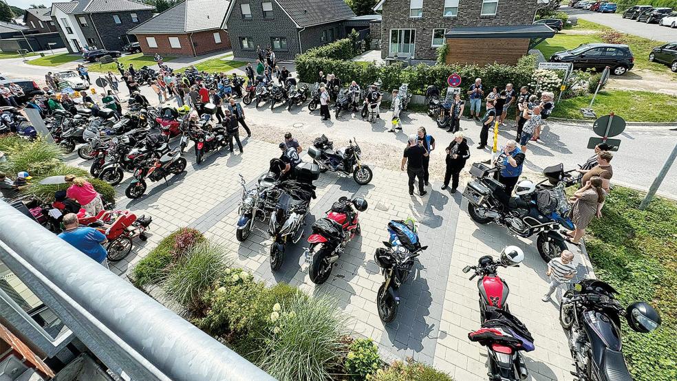 Mehr als 50 Motorradfahrer kamen nach Remels, um die neue Kooperation zwischen den »Blue Knights« und dem Schutzengel-Huus­  zu feiern. Die Partnerschaftsurkunde wurde unterzeichnet von Charles Wagner, Präsident der »Blue Knights« Ostfriesland und Ulf Thiele.  © Foto: privat