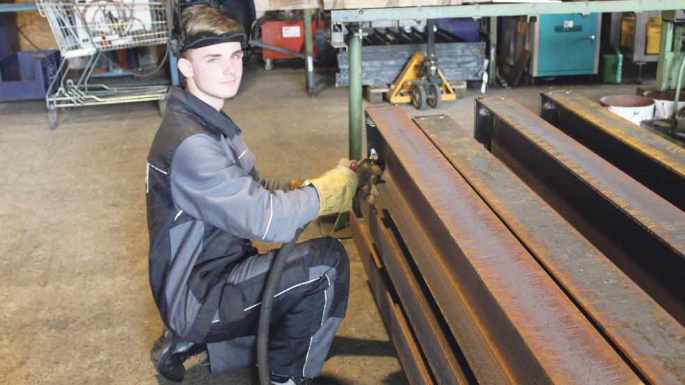 Mag die Herausforderungen, die das Schweißen mit sich bringt: Metallbauer-Azubi Lukas Schwede.  © Foto: HWK