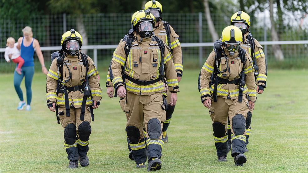 Drei Runden in voller Montur: Die Freiwillige Feuerwehr trug zum Spendenlauf auf der Sportwoche des MTV Ditzum bei.  © Fotos: Zuidema