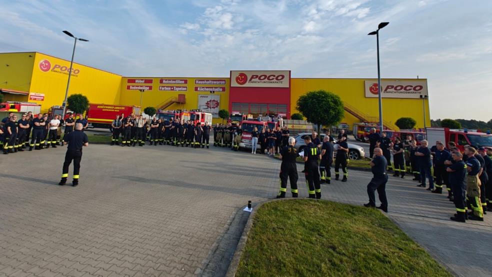 Auf dem Parkplatz des Möbelhauses Poco in Leer-Nüttermoor versammelten sich 115 Feuerwehrleute. © Kreisfeuerwehr Leer