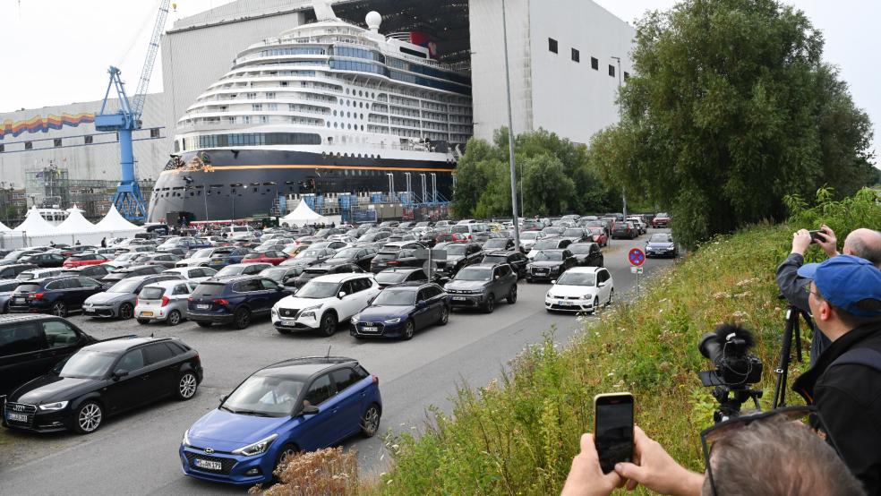 Viele Schaulustige verfolgten das Ausdocken des neuen Kreuzfahrtschiffes auf der Meyer Werft in Papenburg. © Penning (dpa)