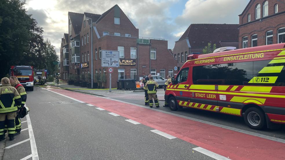 Vor Ort waren die Feuerwehr Leer, die Feuerwehr Loga, die Feuerwehr Bingum, der Rettungsdienst sowie die SEG Florian des Roten Kreuzes. © Feuerwehr