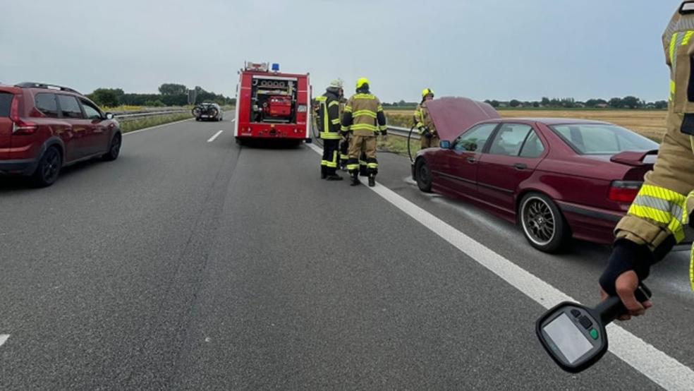Die Feuerwehrleute mussten nur noch Nachlöscharbeiten durchführen und den Pkw mit einer Wärmebildkamera kontrollieren. © Feuerwehr Jemgum