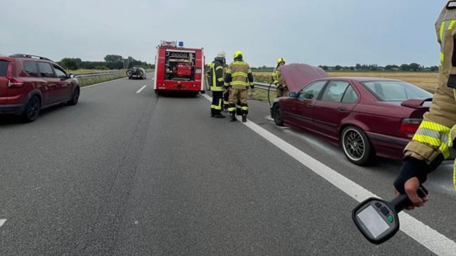 BMW fängt Feuer auf der Autobahn