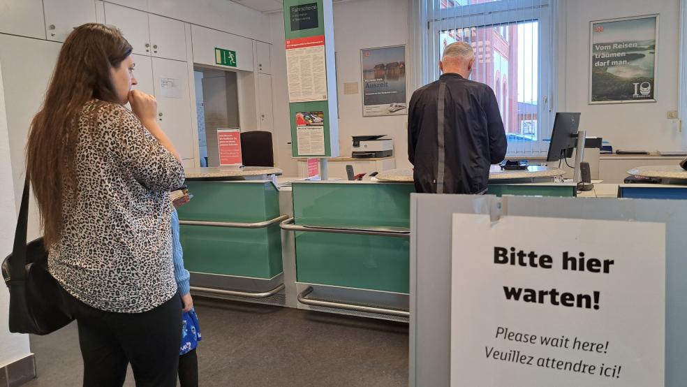 Das DB-Reisezentrum im Leeraner Bahnhof soll Mitte Dezember geschlossen werden. Ein externer Partner, zum Beispiel ein Reisebüro, soll die Aufgaben übernehmen. © Szyska