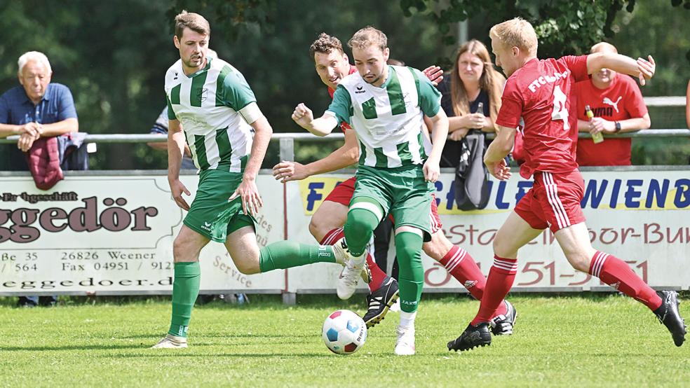 Stapelmoor um Tim Bosma (am Ball) und Markus Müller (links) fand zu spät ins Spiel.  © Foto: Bruins