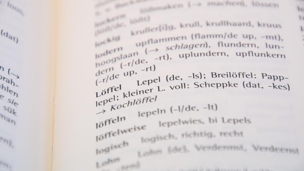 Die Schreibweisen im Plattdeutsch-Wörterbuch der Ostfriesischen Landschaft sind nun bindend für Schulen anerkannt. © Ostfriesische Landschaft