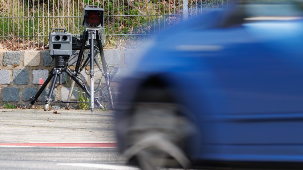 Die Polizei kündigt intensive Kontrollen an, um Raser und Drängler auszubremsen. © dpa (Beispiel)