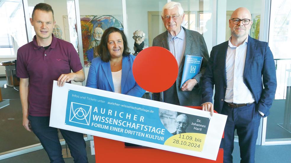 Bringen wieder jede Menge hochkarätige Experten nach Ostfriesland: Die Organisatoren der Wissenschaftstage, Josef Antony, Claudia Groen und Patrick Arians, (links) an der Seite von Oliver Löseke (rechts), dem Vorstandsvorsitzenden der Sparkasse Aurich-Norden, die die Vortragsreihe sponsert.  © Foto: Jürgens