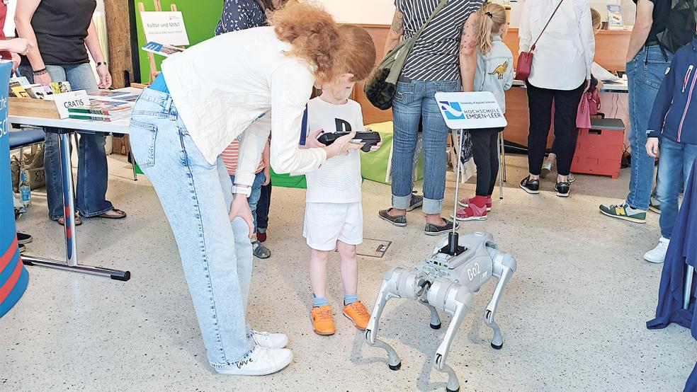 Der Roboterhund der Hochschule begeistert die Kinder und Jugendlichen.  © Foto: Hochschule Emden/Leer
