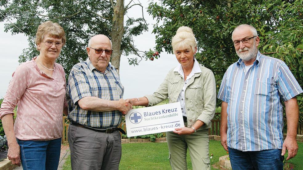 Swanette und Hinderk Troff haben die Leitung der Blaukreuz-Gruppe Jemgum an Sophie und Wilhelm Rohdmann (von links) übergeben.  © Foto: Hoegen
