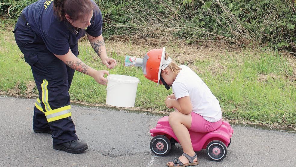 Auf dem »Bobby-Car« konnten die Kinder ihre Geschicklichkeit unter Beweis stellen. © Foto: Rand (Feuerwehr)