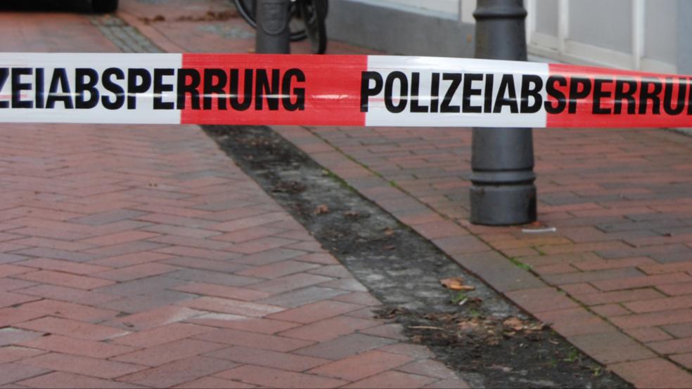 In Aurich wurde am Montagabend ein 70-Jähriger leblos in seiner Wohnun gefunden. Die Frau des Mannes wird dringend verdächtigt, für seinen Tod verantwortlich zu sein. © Hoegen