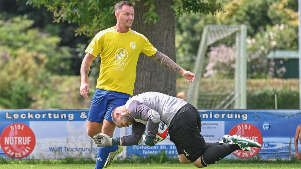 Torwart Marcel Schröder packt zu: Gegen Weener II (gelbe Trikots musste der ehemalige Schlussmann der 1. Herren des TuS Weener allerdings auch zweimal hinter sich greifen.  © Foto: Bruins