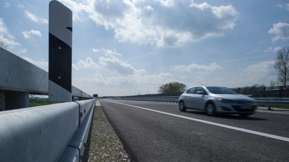 Gegen eine Leitplanke ist ein Bulli gestoßen, weil ein Fahrzeugführer ihn abdrängte. © Schlueter/dpa