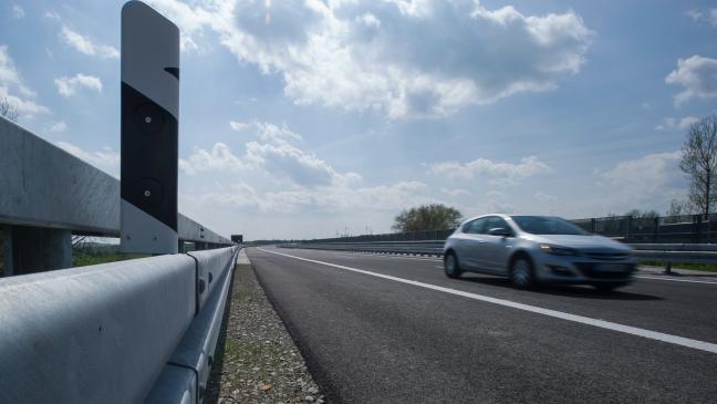 A31: Bulli mit Großfamilie in Leitplanke gedrängt