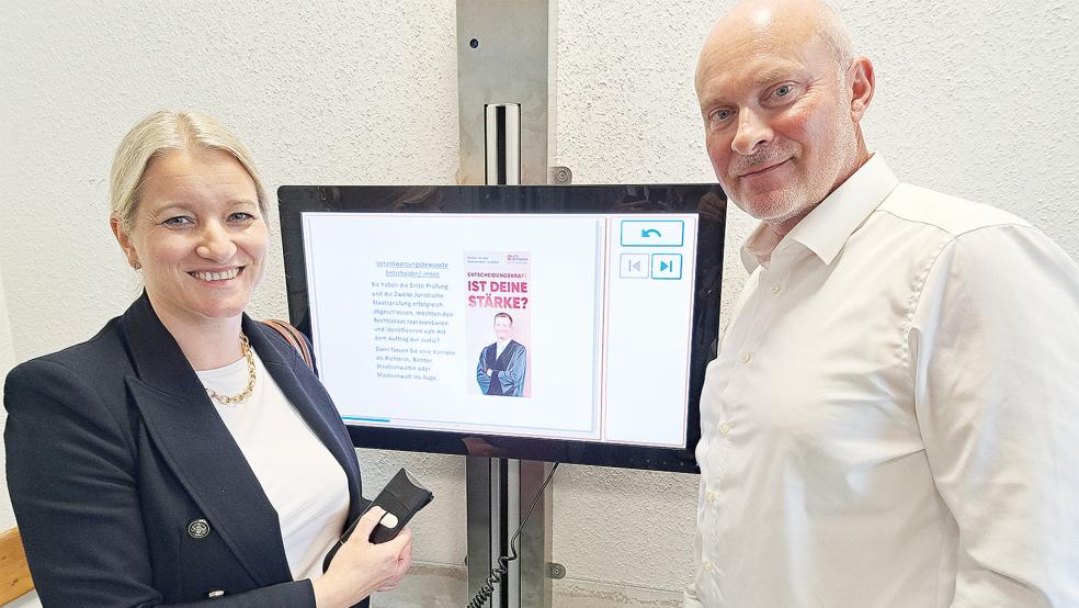 Als »sehr innovativ« lobte Landes-Justizministerin Dr. Kathrin Wahlmann beim Besuch des Amtsgerichtes in Leer die neue elektronische Gerichtstafel im Eingangsbereich, die sich per Touchscreen benutzen lässt. »Das hat noch kein Gericht in Niedersachsen«, betonte Amtsgerichtsdirektor Dr. Stefan von der Beck, dass es sich um eine Leeraner Initiative handelt.  © Foto: Szyska
