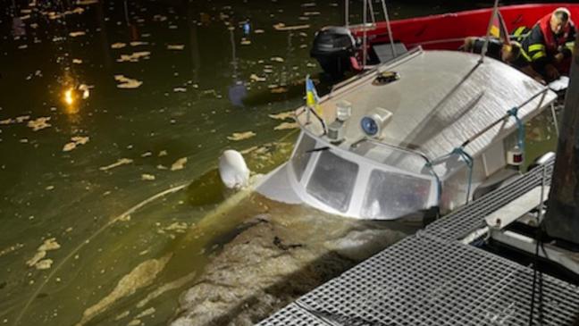 Motorboot sinkt im Hafenbecken