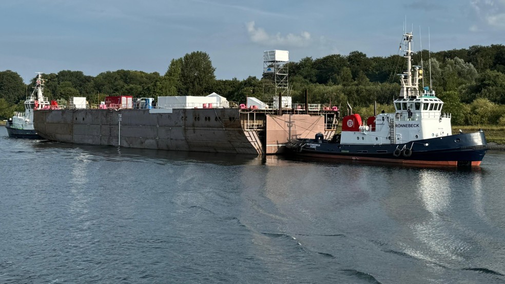 Ein Schleppzug wird die auf der Neptun Werft in Rostock gebauten Teile für das Forschungsschiff »Meteor IV« voraussichtlich am Samstag von Emden nach Papenburg bringen. Das Foto entstand im Kielkanal. © Nautitec