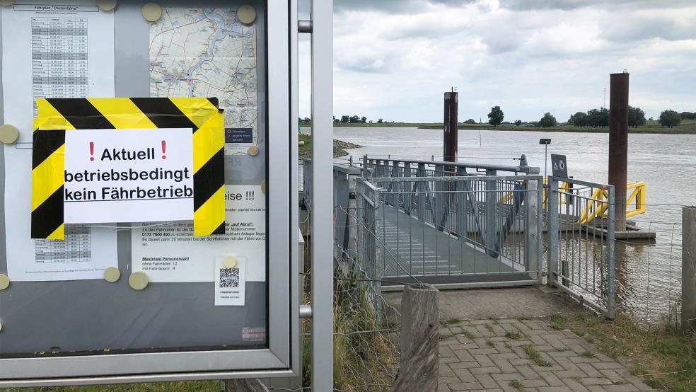 Am Anleger in Weener wird auf den Ausfall der Fähre hingewiesen.  © Foto: Busemann